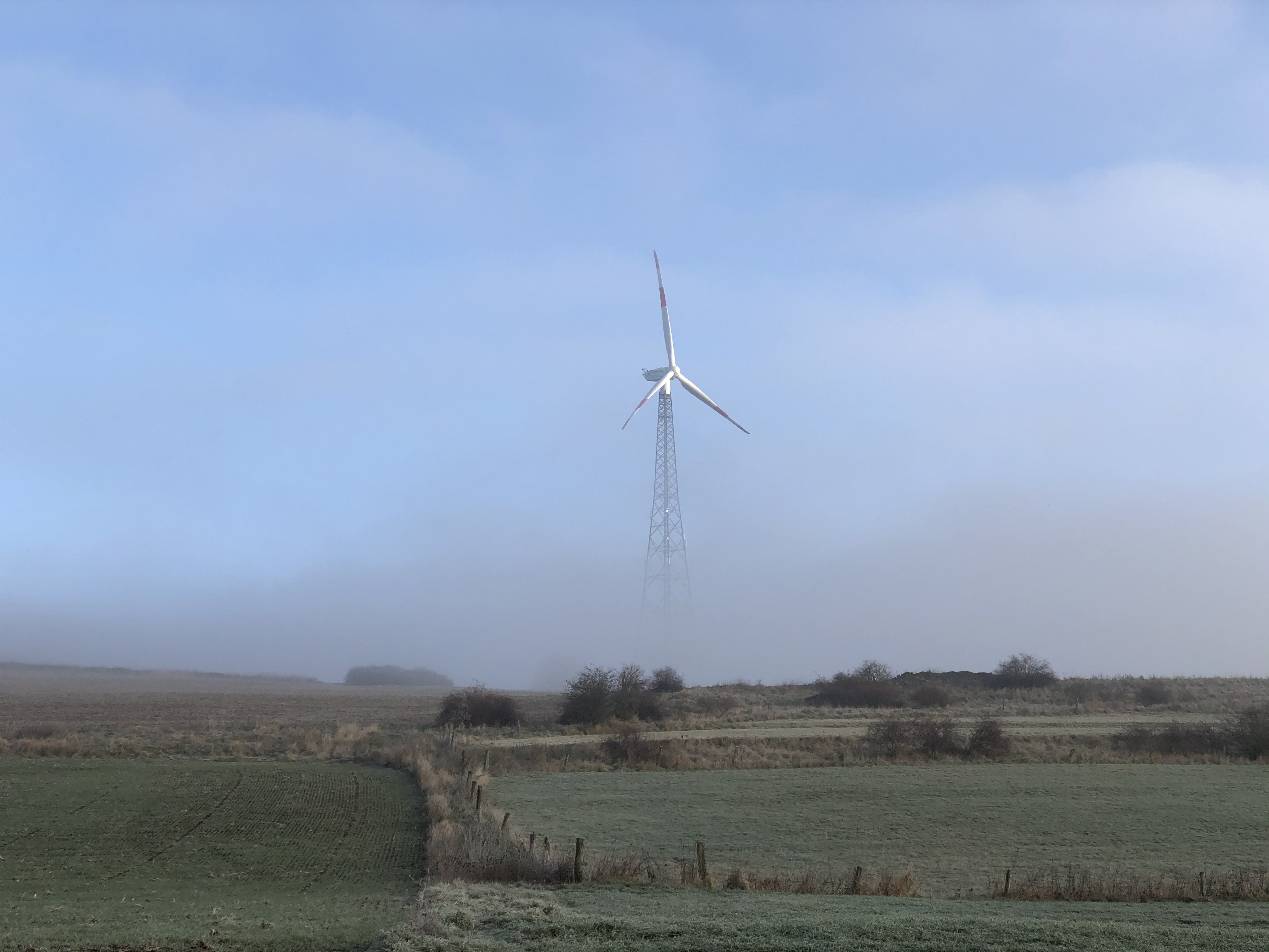 Windrad im Nebel Vermessung Windpark Vermessungsbüro Guthus